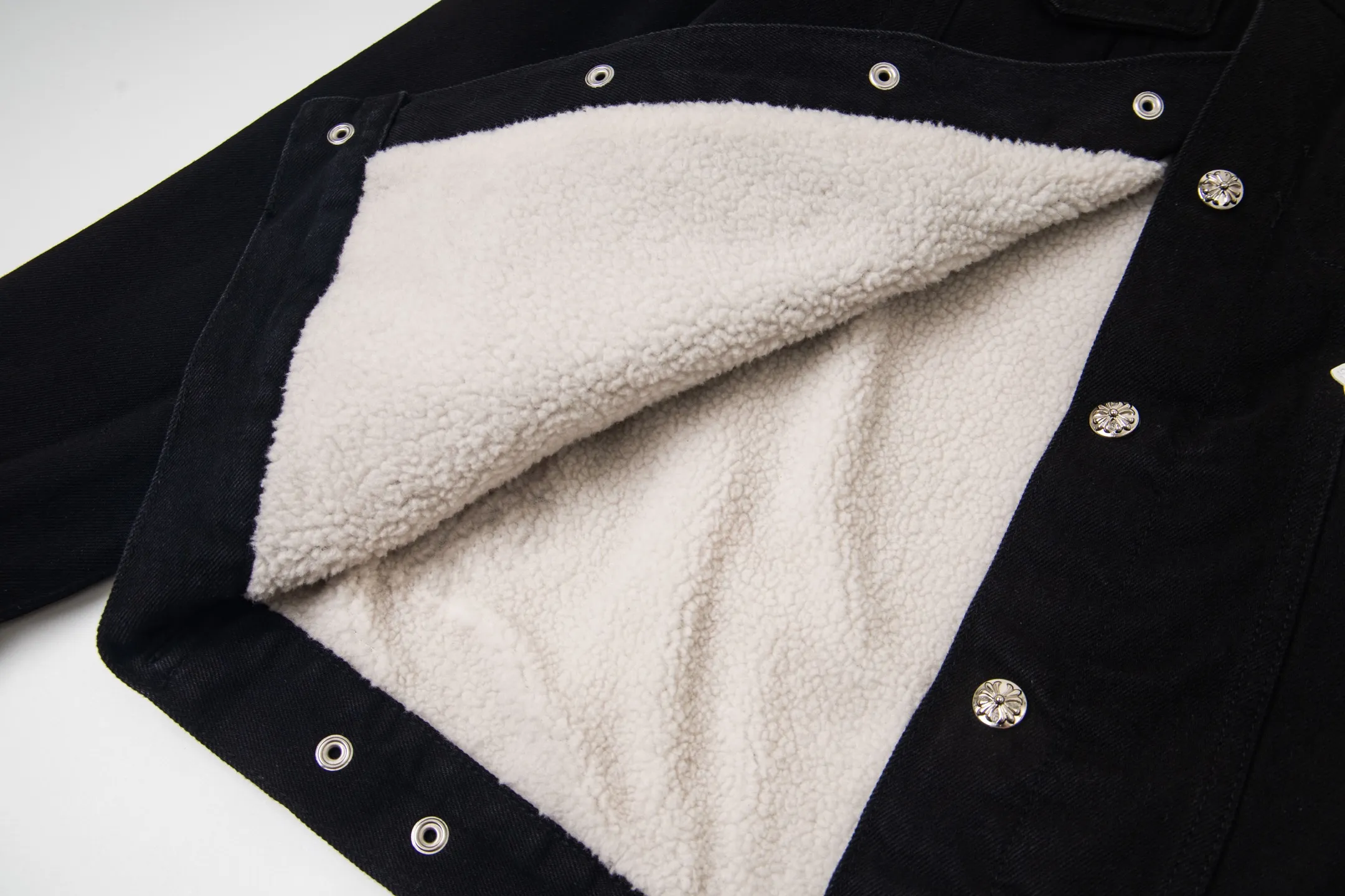 P360 version (lamb wool) Chrome Hearts Chrome Hearts colorful patchwork lamb fur collar jacket, the same style as the Internet celebrity star's cross-printed denim jacket, with unique cross design elements and full design sense. It is made of 100% denim cotton fabric with heavy coarse yarn count, which ensures a stiff and tough silhouette while being soft, comfortable and breathable. The lapel is designed with silver buttons and is full of texture. The classic white cross logo is all over the dress, making it a perfect versatile style for spring and summer! The original loose version is made of high-quality pure cotton fabrics. The fabric pattern is high-definition and delicate without burrs. It is comfortable and breathable to wear. All the buttons are molded and customized. It is casual and fashionable and can be matched with any bottoms. It can be windproof and sunproof in spring and summer. It can be worn outside in autumn and winter! Easily concave shape makes you look slimmer and taller, perfect for both men and women! Style number: 1838# Color: Black Size: S M L XL